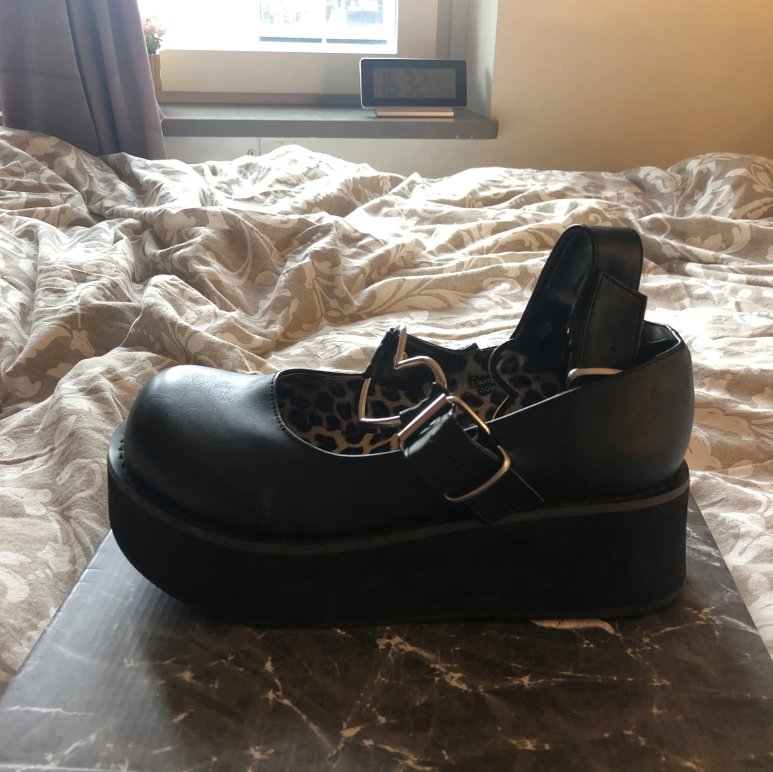 Svarta platåskor från Demonia med leopardmönster - 91