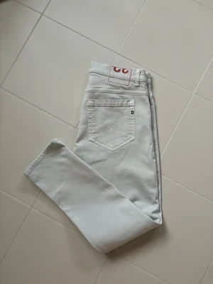 Helt nya Dondup George jeans w32 - Helt nya oanvända ljusa/beiga Dondup George jeans i nyaste modellen (senaste D emblemet på backfickan) och inte en skråma! Storleken är w32 (midjemått på 80 cm) och grym passform!