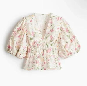 Blommig blus topp smock puffärm rosa grön vit somrig sommar slutsåld populär trendig coquette milkmaid babydoll - Blommig trendig blus i storlek M, från H&M. Aldrig använd, endast tvättad en gång. Min syster på bilden är 162cm och brukar vanligtvis ha storlek XS på kläder.