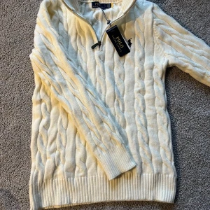 Ralph Lauren Knitted Half Zip - Helt ny & Oanvänd ✅, Kommer med tags 🏷️, Storlek: L men passar mer som M, varm och skön , Creme färg