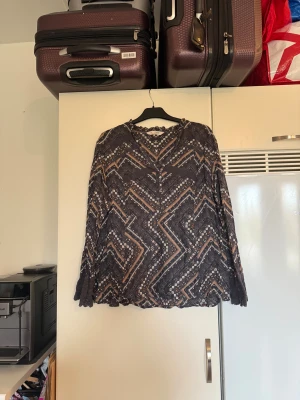 Odd molly blus  - Otroligt vacker mörkgrå blus med ett väldigt vacket blommig mönster i jordnära toner. Från märket Odd Molly. Storlek 4 som enligt deras storleksguide motsvarar en XL. Men liten i storlek mer en M/L. Mycket fint skick, jag hittar inga synliga anmärkningar eller defekter. 