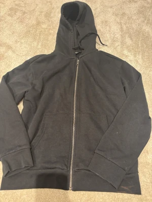 zip hoodie lager 157, XS - (SKA TVÄTTAS!)  En vanlig svart ziphoodie från lager 157 i storlek XS.