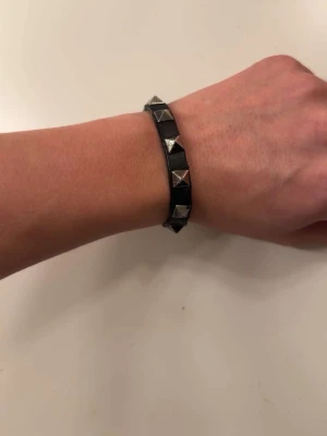 Valentino armband - Säljer ett valentino armband som ja inte använder då skicket inte är de bästa