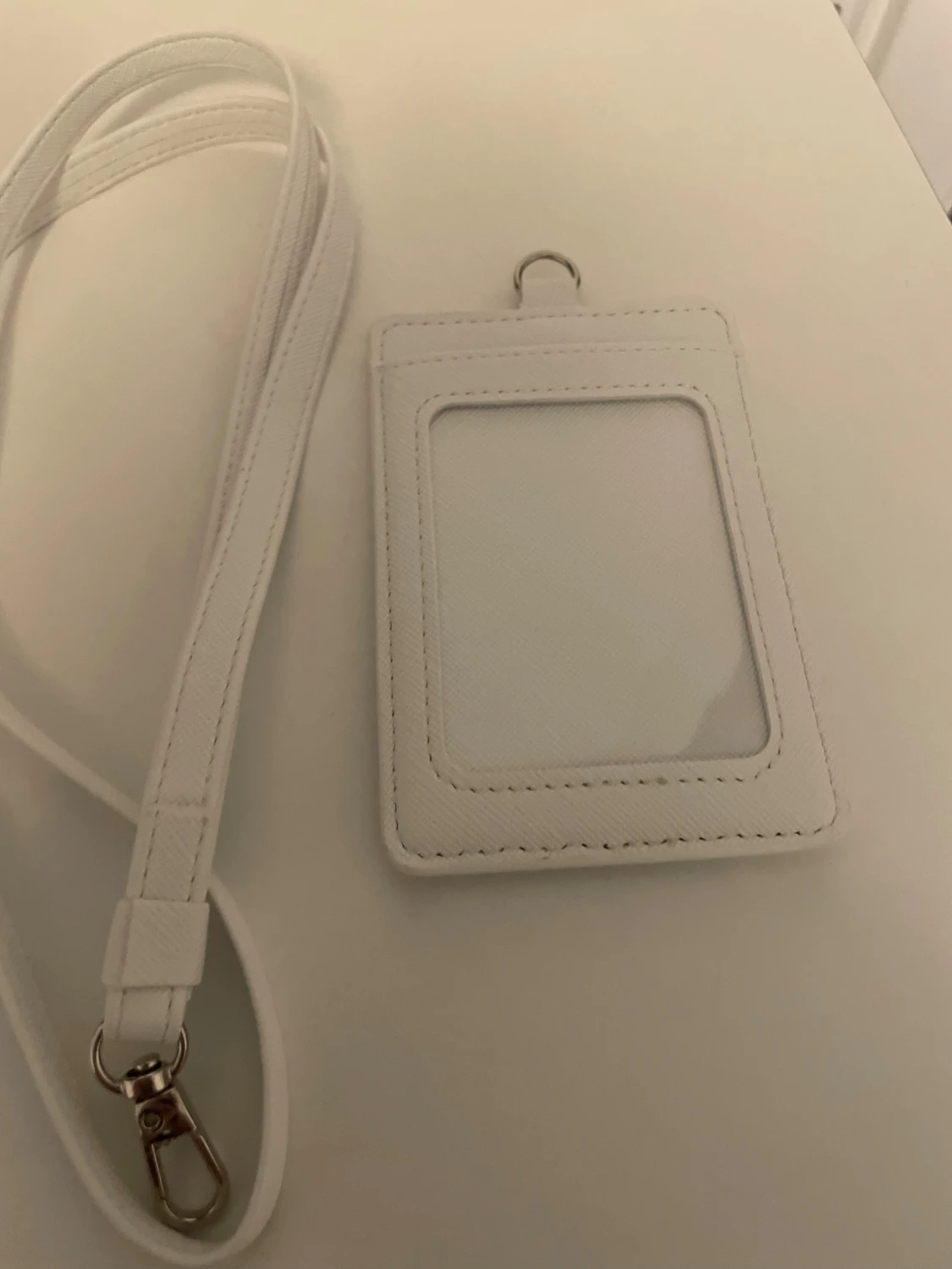 Vit plånbok med en axelrem - 1