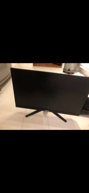 ASUS TUF Gaming Monitor 144hz - ASUS TUF Gaming-skärm i gott skick. Köpt för 2000. Perfekt för gaming och arbete, med stabilt stativ och modern design. Inga synliga repor eller skador på skärmen. Ger en skarp och klar bild för en optimal spelupplevelse.