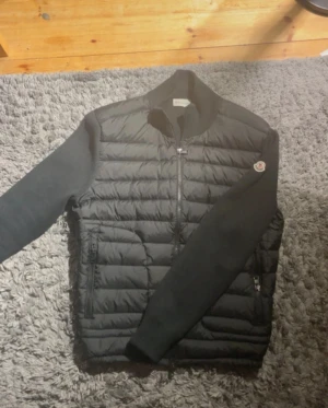 Moncler cardigan - Moncler cardigan (osäker om den är äkta då jag köpte den här på plick) storlek M. Hör av er vid mer bilder eller frågor!