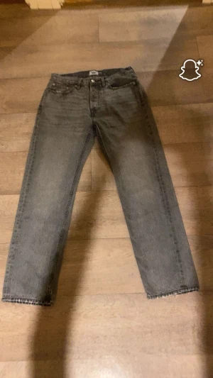 Ljus gråa jeans som passar för killar i tonårs åldern  - Gråa jeans från Lager 157 i storlek W29 L32. Jeansen är inte i toppskick, men är fortfarande fullt användbara och sitter bra, . Inga fläckar, inga hål och inga slitna partier. Snygg, clean passform och funkar till allt.