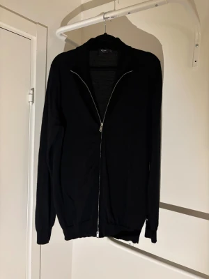 Matinique kofta - Säljer nu en riktigt stilig kofta från matinique. Storlek L men passar även M. Gjord i 100% merinoull. Skick 8/10. Riktigt skön och stilren tröja. Kontakta mig om du skulle ha någon fråga ;)