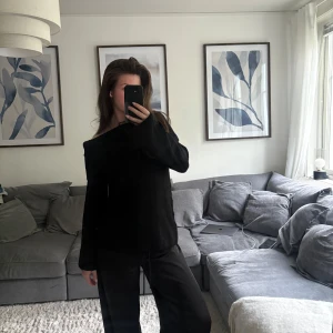 Svart offshoulder stickad tröja - Säljer en svart stickad tröja med offshoulder-design. Perfekt nu till hösten som basplagg. Endast använd några få gånger under förra hösten. Vid fler frågor eller bilder skriv privat! ❤️