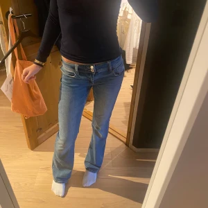 Blå bootcut jeans från Gina Tricot - Snygga blå jeans från Gina Tricot med bootcut passform, låg midja och har fickor med knappar där bak. Säljer då dom inte kommer till användning längre. Öppen för prisförslag vid snabb försäljning!💕 