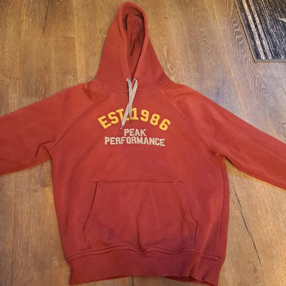 Röd hoodie Peak Performance L