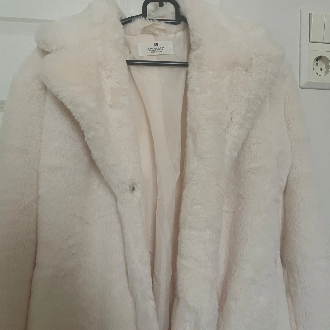 Vit pälsjacka från H&M - 1
