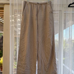 Lågmidjade linnebyxor - Beiga lågmidjade linnebyxor från Lager 157, rätt nyköpta. I början av sommaren o inte mycket använda