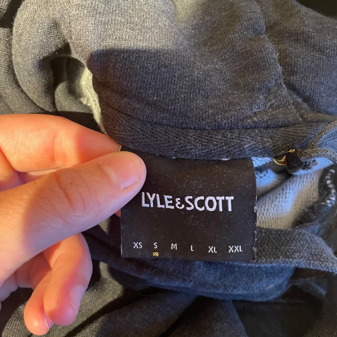 Svart hoodie från Lyle & Scott - 2