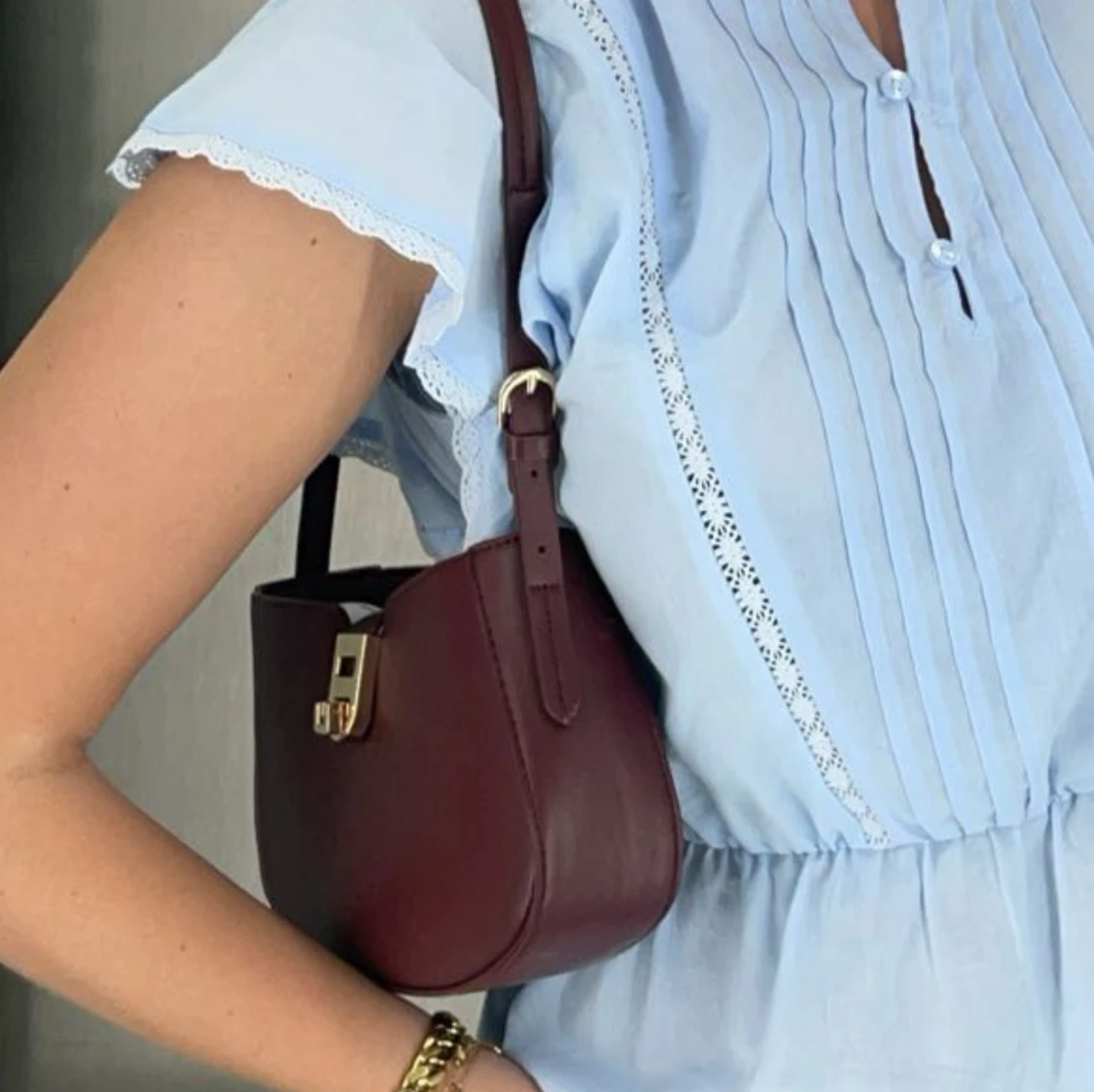 Vinröd/brun axelväska i skinn med gulddetalj - 3