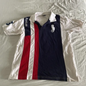 Ralph Lauren Piké - Säljer nu denna snygga pikétröja från Ralph Lauren barnstorlek XL men passar M. 