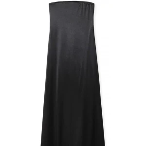 Svart axelbandslös långklänning - Snygg svart axelbandslös långklänning med slät och glansig yta. Klänningen har en elegant, rak siluett och är helt ärmlös, vilket ger en stilren och modern look. Perfekt för dig som gillar minimalistisk stil och vill sticka ut med en klassisk vibe.