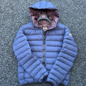 Colmar jacka (byte) - Säljer denna extremt snygga colmar jacka som är den perfekta vinterjackan! Size: 48 som motsvarar S-M! Passar mellan 180-188 isch! Skick: 9/10 riktigt fint skick! Kan gå ner i pris vid snabb affär! Hör av dig vid minsta fundering 🤩🙌