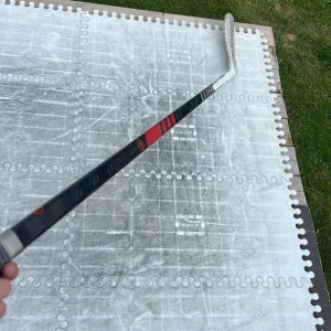  Hockeyklubba -  En hockeyklubba som jag använt på skottrampen