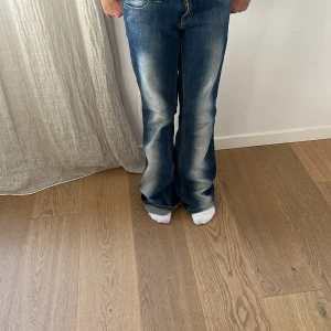 Blå bootcut jeans från Cheap Monday - Säljer ett par blåa tvättade jeanss fr weekday✌🏾✌🏾storlek:26/30 super bra skick(köpte fel storlek) loowaiste booty bei