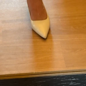 Vita kitten heels  - Super chic och bekväma läderliknande vita kitten heels 