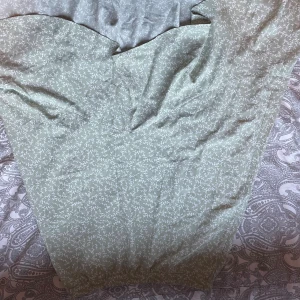 Ljusgrön blommig kjol Vero Moda - Supersöt ljusgrön kjol från Vero Moda med vitt blommigt mönster. Perfekt för dig som gillar romantiska och fräscha vibes. Materialet känns mjukt och lätt.