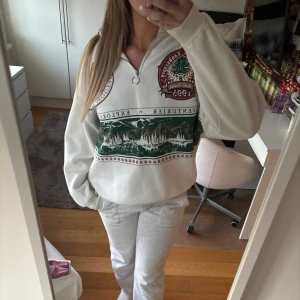 Vit half zip tröja med tryck - Supermysig vinter tröja med dragkedja som passar perfekt till den vita vintern:) perfekt oversized (jag är 171)