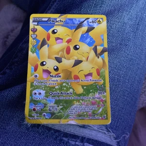 Pokémonkort - Pikachu, M Rayquaza EX, Mamoswine, Flareon EX - Samling med coola Pokémonkort! Här hittar du favoriter som Pikachu, M Rayquaza EX, Mamoswine och Flareon EX. Perfekt för dig som älskar Pokémon, samlar eller vill spela med vänner. Färgglada och unika kort som gör din samling extra speciell!