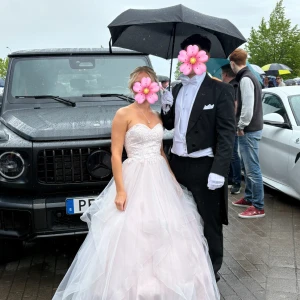 Ljusrosa balklänning med spets - Säljer nu min otroliga balklänning som användes på balen 2025. Inköpt på Dream Designs i Motala. Storlek 32 men passar mig som bär XS/S. Jag är 160 cm och hade 4 cm klack. Underkjol medföljer. Hör gärna av er vid intresse🩷