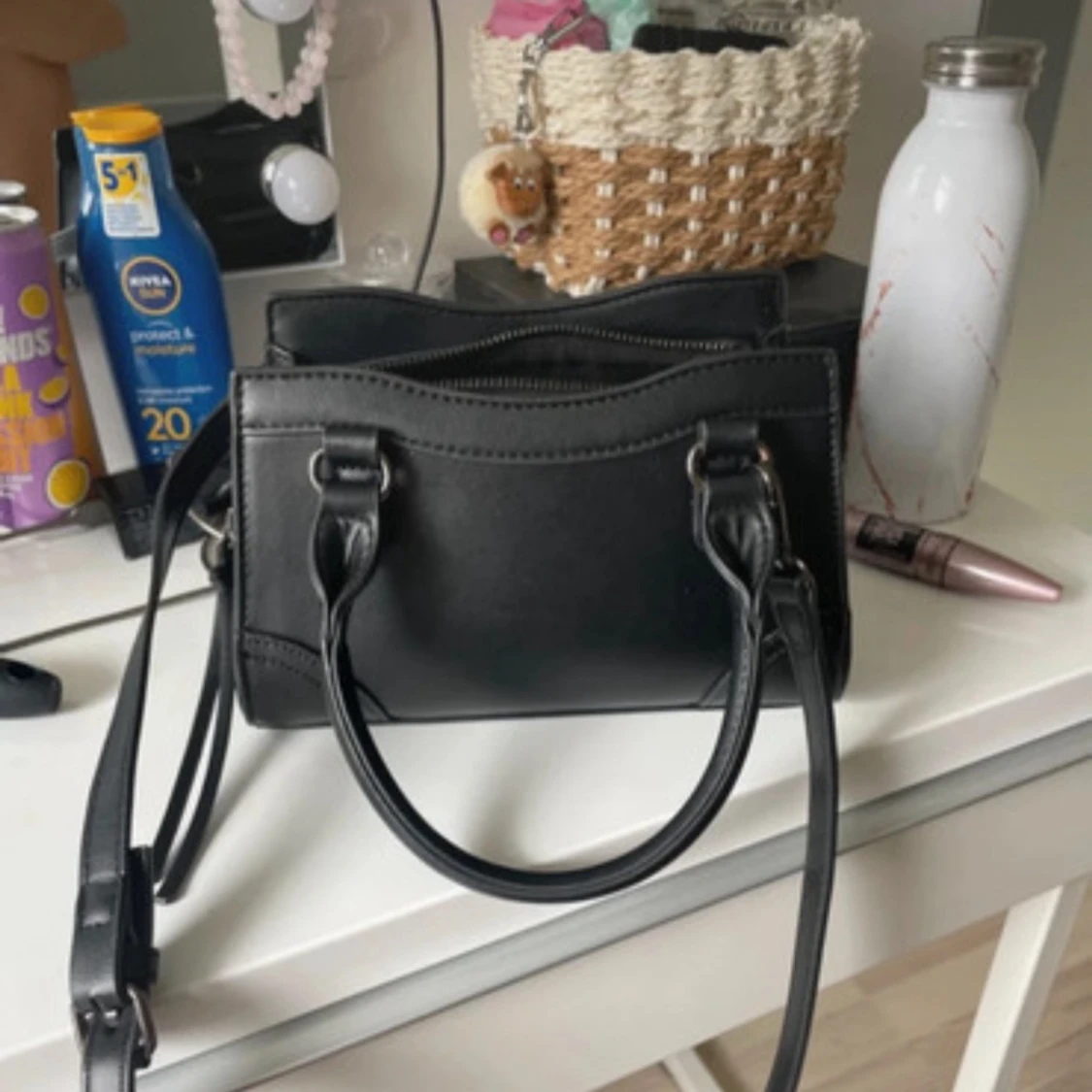 Svart axelväska från Gina Tricot - 2