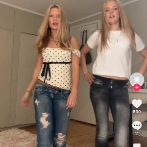 Svarta bootcut jeans från Bershka - Säljer ett par helt nya och aldrig använda svarta bootcut jeans från Bershka i storlek 34, slutsåld modell!💕