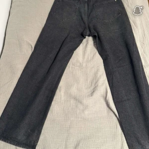 Svarta raka jeans från jack&Jones - Säljer ett par svarta jeans från  Jack&jones med klassisk femficksdesign och raka ben. Jeansen har en enkel look med diskreta sömmar och normal passform. Perfekta till sneakers eller boots för en chill stil.