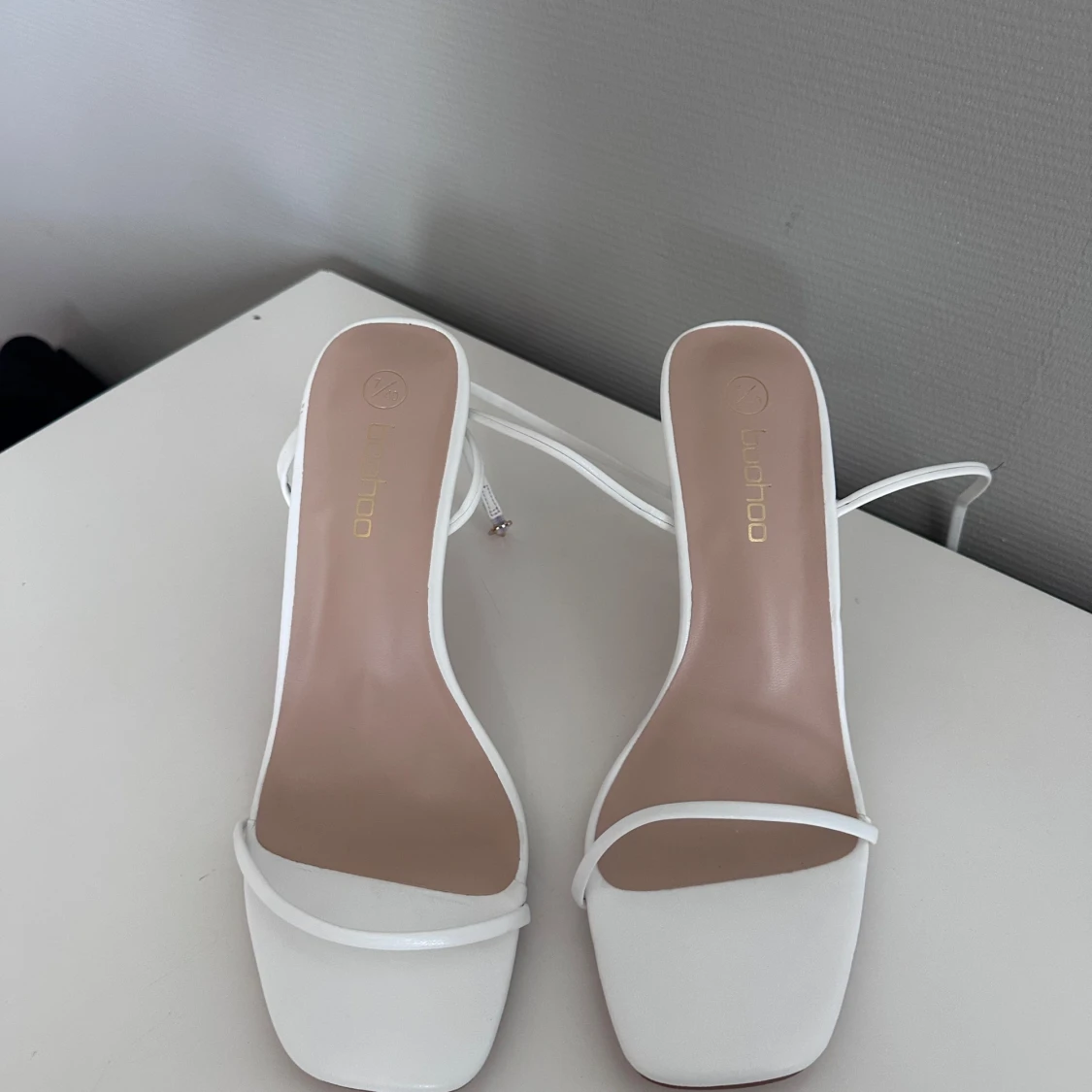 Vita klackskor från Boohoo - 1