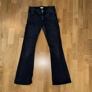 Svarta bootcut jeans Gina Tricot 158 - Snygga svarta bootcut jeans från Gina Tricot i storlek 158. Jeansen har klassisk femficksdesign, markerade sömmar och broderad bakficka. Mjukt denimtyg med lätt tvättad look och dubbla silverknappar framtill. Pris kan diskuteras!