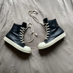 Rick Owen Ramones - Tvär feta ricks i läder. De är storlek 45 men passar 44 vilket är varför jag säljer, har varken låda eller äkthetsbevis eftersom jag fick dom i ett byte dock så kan jag fråga på alla andra frågor som finns 🤗pris är inte hugget i sten.
