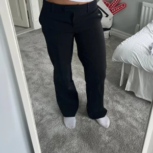 Kostymbyxor bikbok  - Svarta kostymbyxor från bikbok i storlek 38. Modellen på byxorna heter Maddie. Säljer pågrund av att de är lite korta på mig som är runt 177🩷