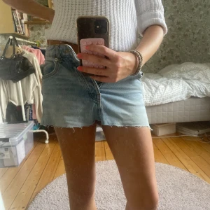Lågmidjad jeanskjol  - Jättefin jeanskjol som tyvärr är för liten 💓