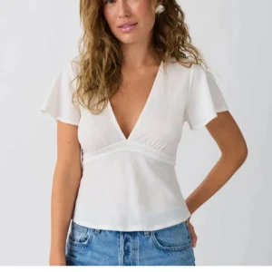 Vit v-ringad topp med knytninh - Så snygg💞😍