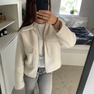 Vit jacka  - Fin vit jacka / kappa i mjukt material på utsidan. Den är storlek 164 men passar xs. Använd fåtal gånger