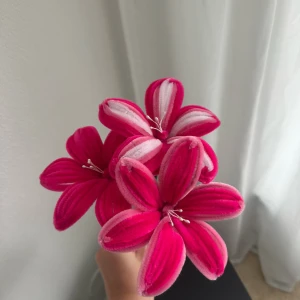 Handgjorda blommor i sammet - Säljer ett gäng handgjorda blommor i starkt rosa och ljusrosa sammet. Blommorna har tydliga kronblad och vita pistiller i mitten, perfekta som dekoration eller present. De har en mjuk och lyxig känsla tack vare materialet.