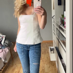 Topp - Supersnygg topp med öppen rygg med rosett bak från Zara i storlek XS. Måste tyvärr sälja då den var för stor. Aldrig använd!!! Kom gärna privat för fler bilder💕