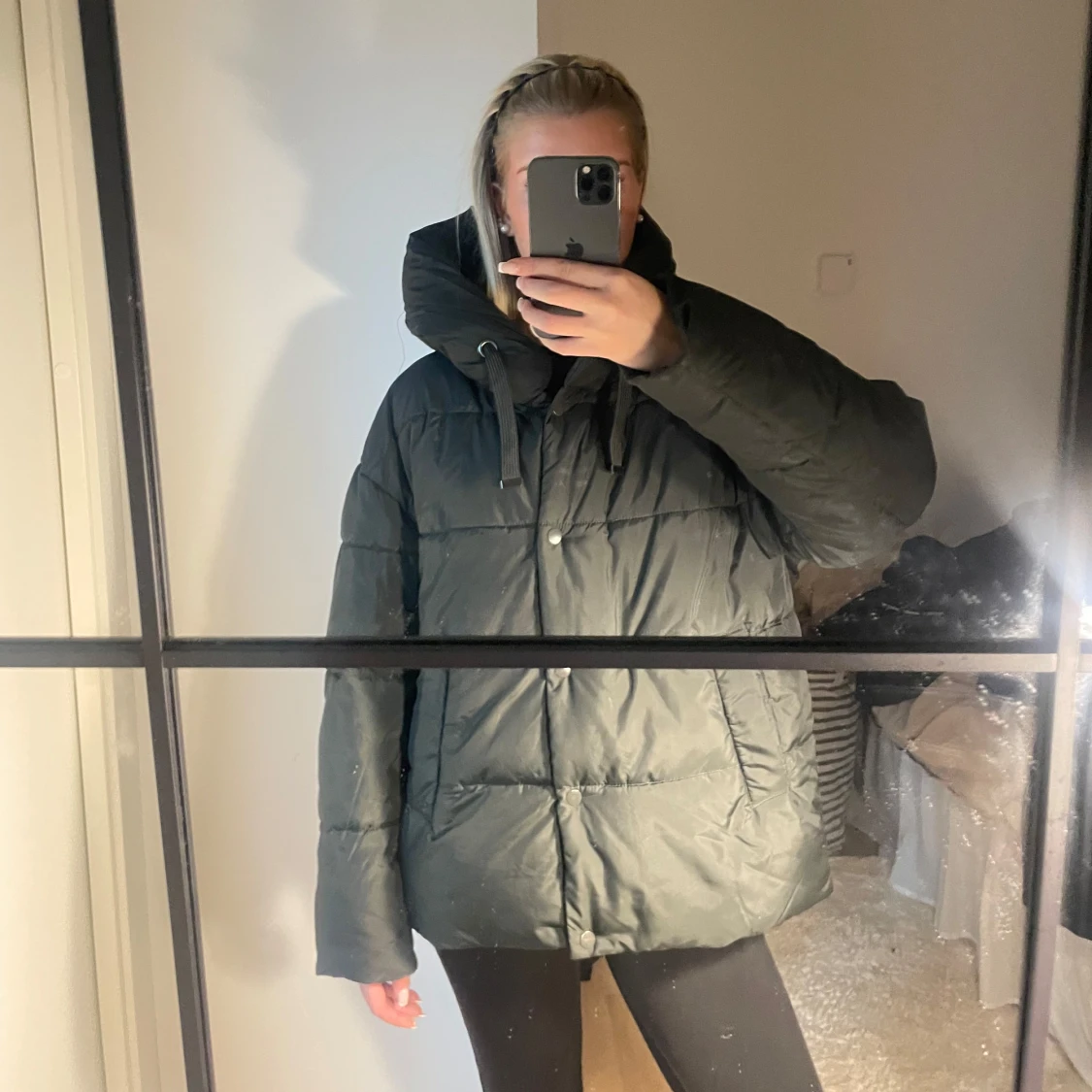 Mörkgrön pufferjacka med hög krage - 1