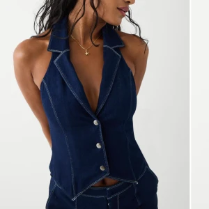 Jeans halter top - Frankie’s bikinis  - Säljer min fina jeans halter top som är nu slutsåld på hemsidan, den är helt ny och oanvänd. Og pris 1850kr, säljer min för 300kr. Skriv gärna om du vill diskutera om pris 