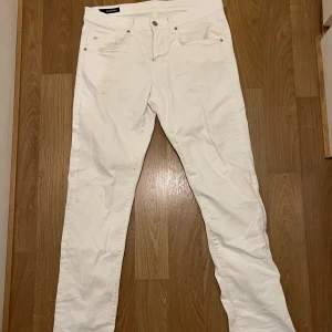 J.Lindeberg jeans - Snygga vita jeansbyxor från J.Lindeberg i klassisk femficksmodell. Byxorna har rak passform och är tillverkade i ett mjukt bomullsmaterial med lite stretch. Perfekt för dig som vill ha en clean och fräsch look. Storlek 33/34. Inga defekter och använda ca 3-4 gng. Kom med prisförslag ☺️
