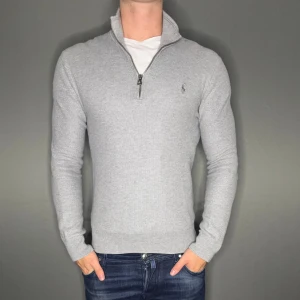 Ralph lauren tröja - Hej säljer nu min fina Ralph lauren tröja i storlek S. Den är i nyskick och kommer vara otroligt snygg nu i höst. Nypris cirka 2500kr! Vi kommer att sälja liknande produkter så glöm inte följa profilen!🌊🍾