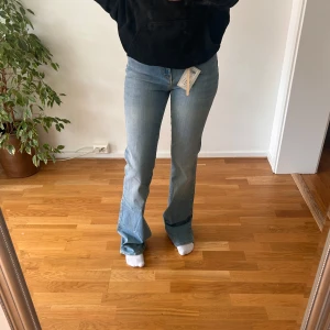 Ljusblå bootcut jeans - Jättesnygga flare jeans från veromoda som tyvärr var lite för stora. Skulle säga de är midwaist. Helt oanvända med prislapp kvar. Storlek 29/”34. skulle säga de är som s