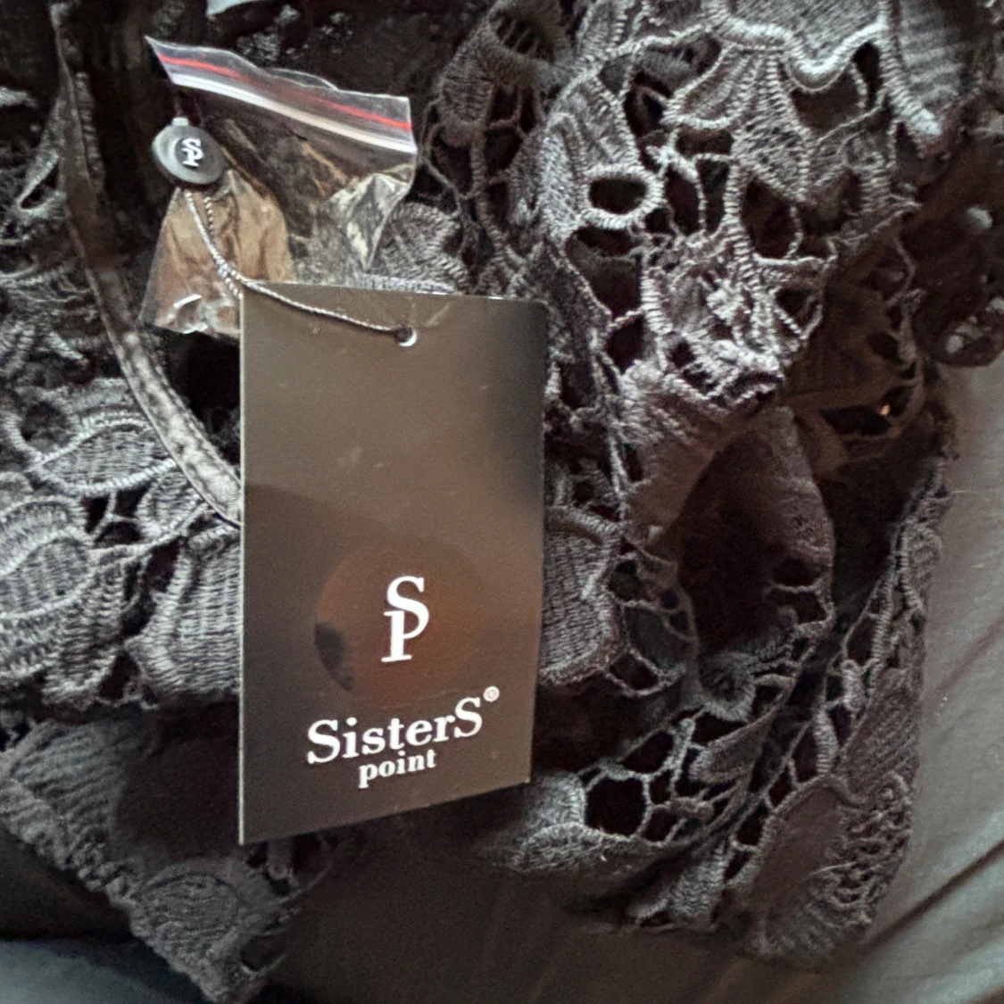 Svart spetsblus från Sisters Point - 3