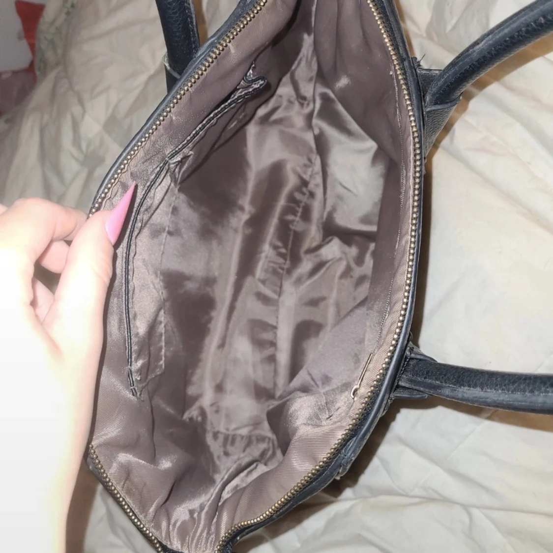 Svart och beige handväska i skinnimitation - 2