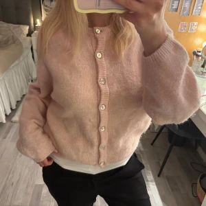 Ljusrosa kofta från Gina Tricot - Superfin ljusrosa kofta från Gina Tricot i storlek S💗💗Koftan är endast använd ett fåtal gånger!!