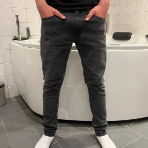  Tiger of Sweden jeans pistolero - Säljer ett par svart/gråa jeans från Tiger of Sweden i modellen pistolero. Passformen är slim fit och storleken är W30 L32. Vid frågor är det bara att höra av sig👍🏼